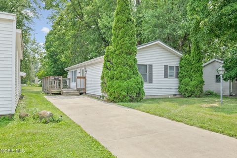 Photo of 721 College Street, Findlay, OH 45840 (MLS # 10010559)