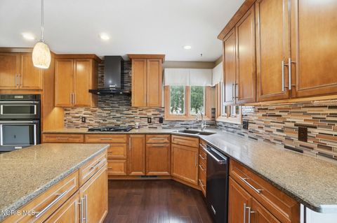 Tiny photo for 2312 Ashton Court, Maumee, OH 43537 (MLS # 10005333)