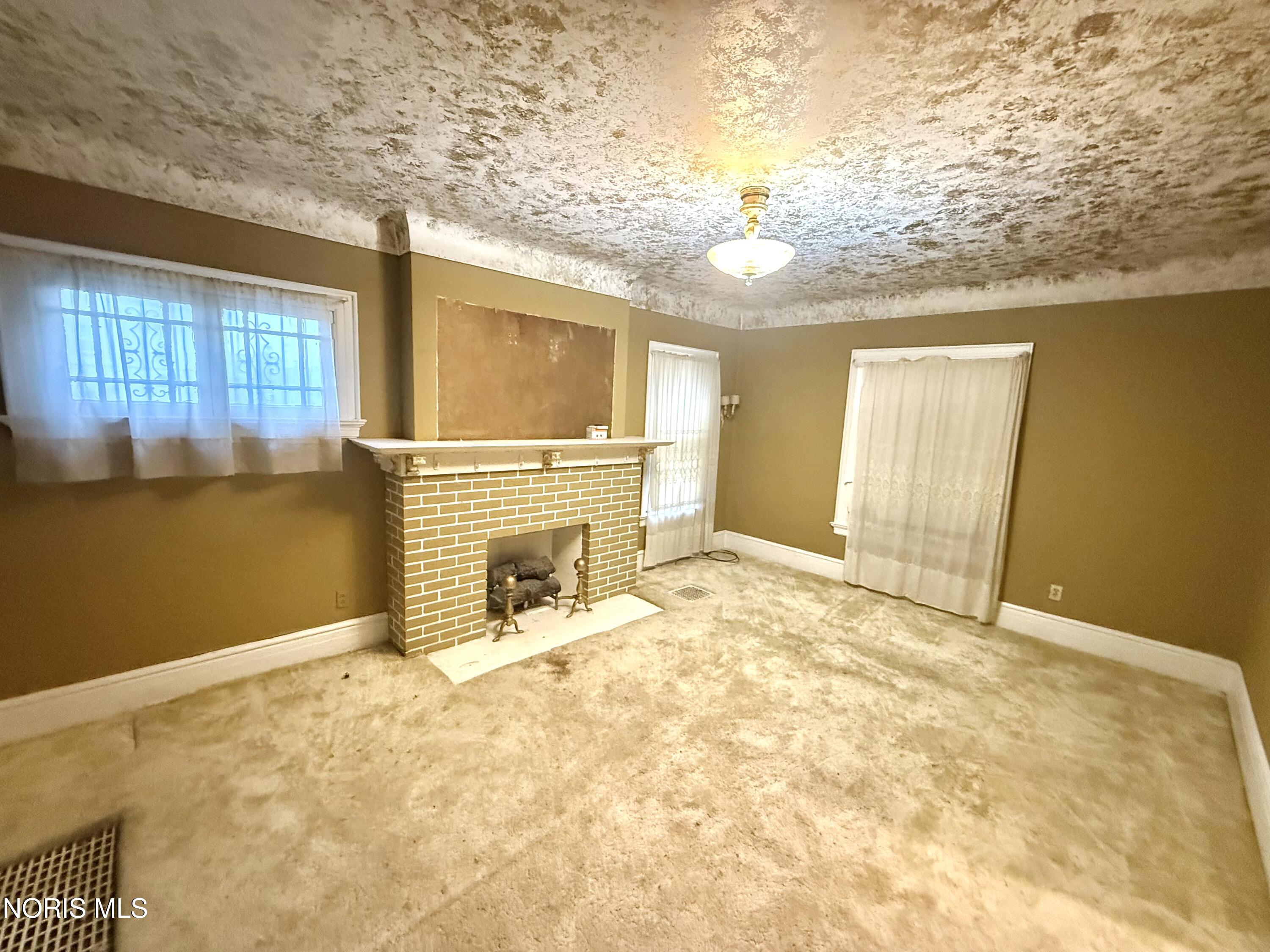 975 Woodland Avenue