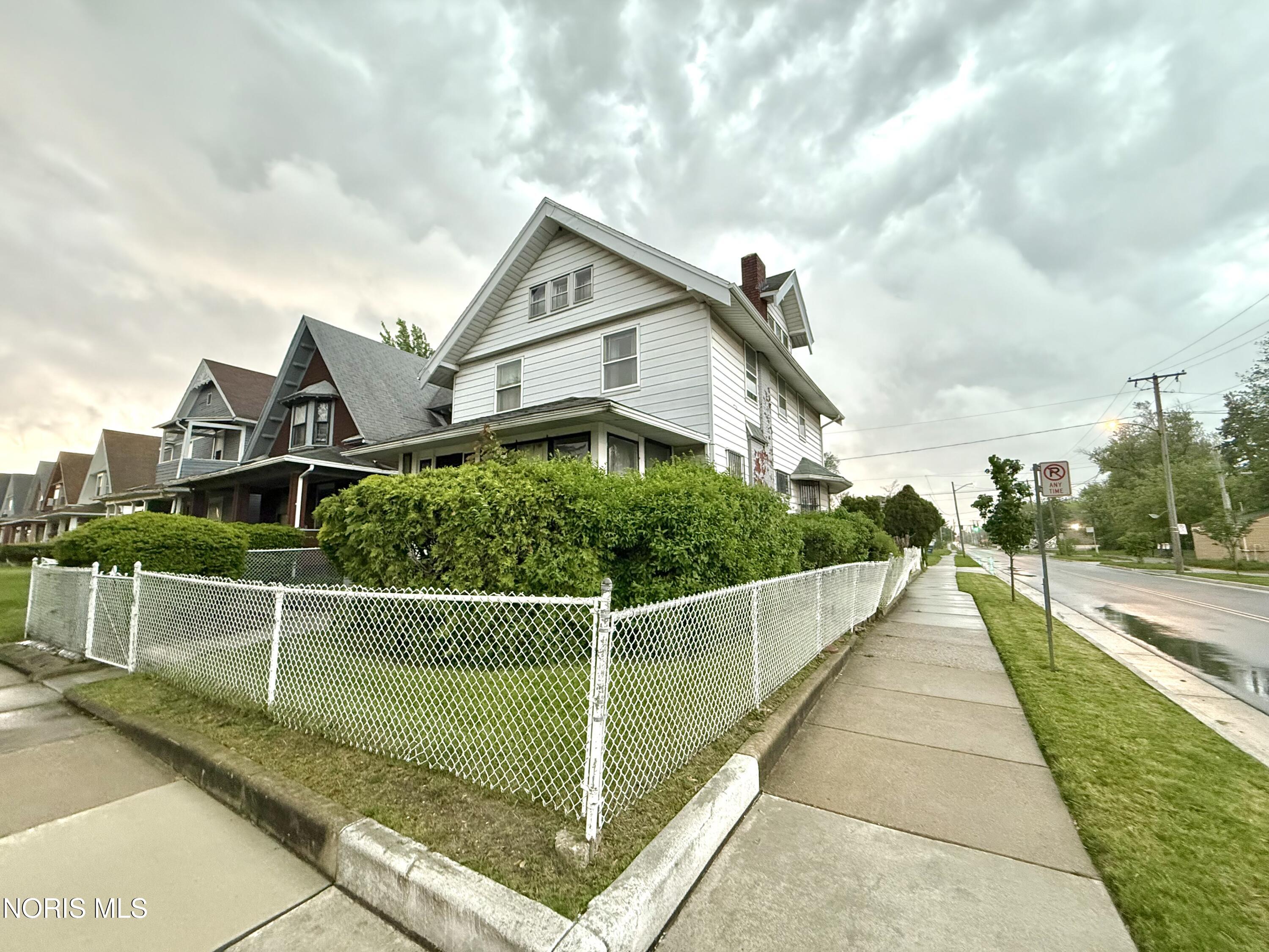 975 Woodland Avenue