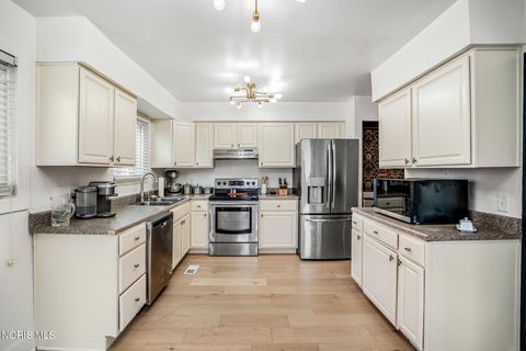 Tiny photo for 524 Bennington Drive, Maumee, OH 43537 (MLS # 10005343)