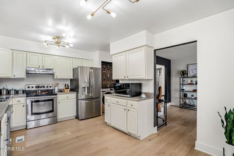 Tiny photo for 524 Bennington Drive, Maumee, OH 43537 (MLS # 10005343)