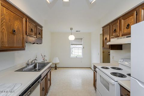 Tiny photo for 5 Olde Orchard Drive, Perrysburg, OH 43551 (MLS # 10004804)