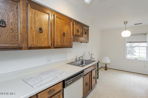 Tiny photo for 5 Olde Orchard Drive, Perrysburg, OH 43551 (MLS # 10004804)