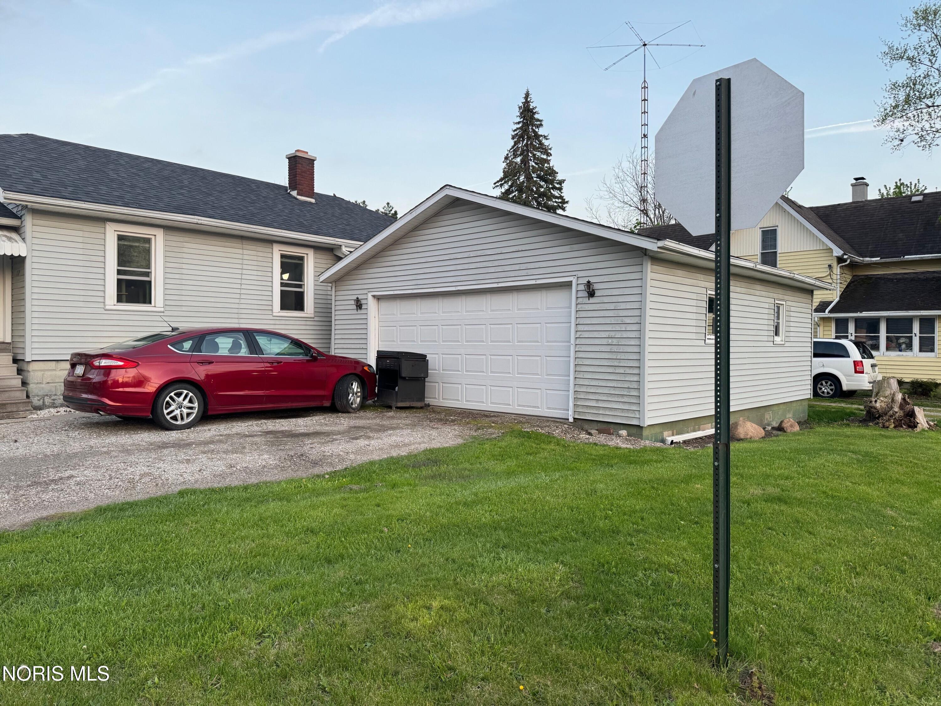 112 E Lawrence Street