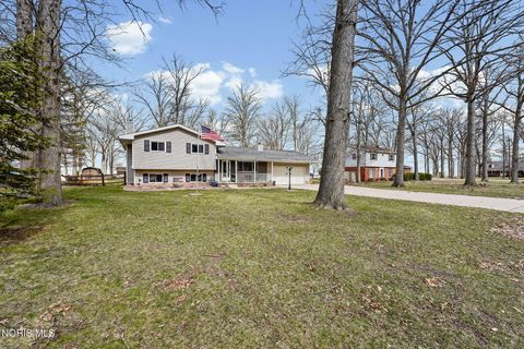 Photo of 26931 W Woodland Court, Millbury, OH 43447 (MLS # 10005794)