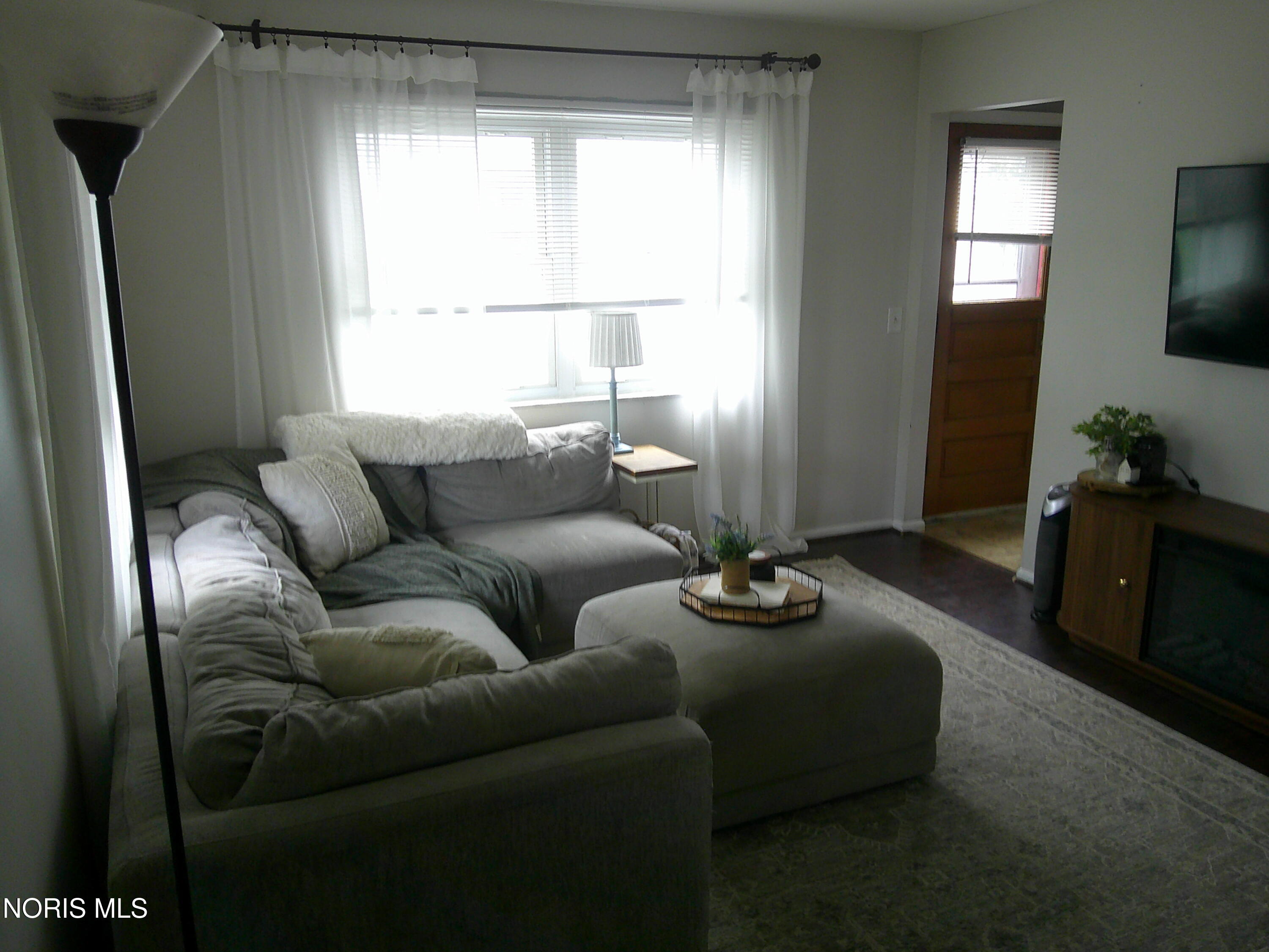 3037 Maeterlinck Avenue