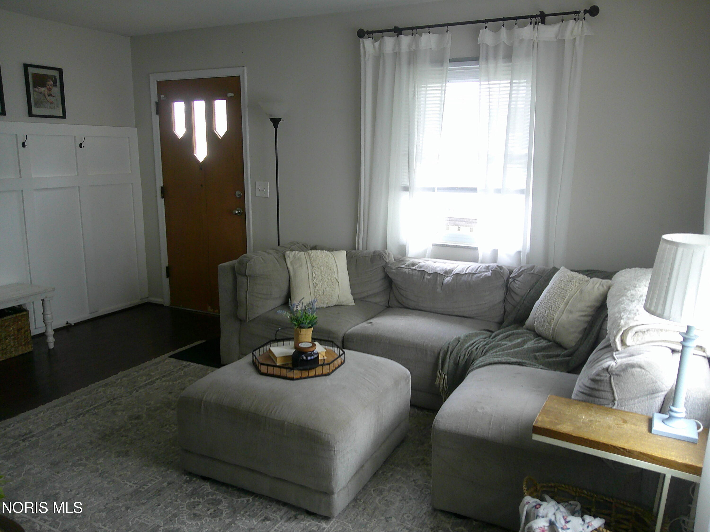 3037 Maeterlinck Avenue