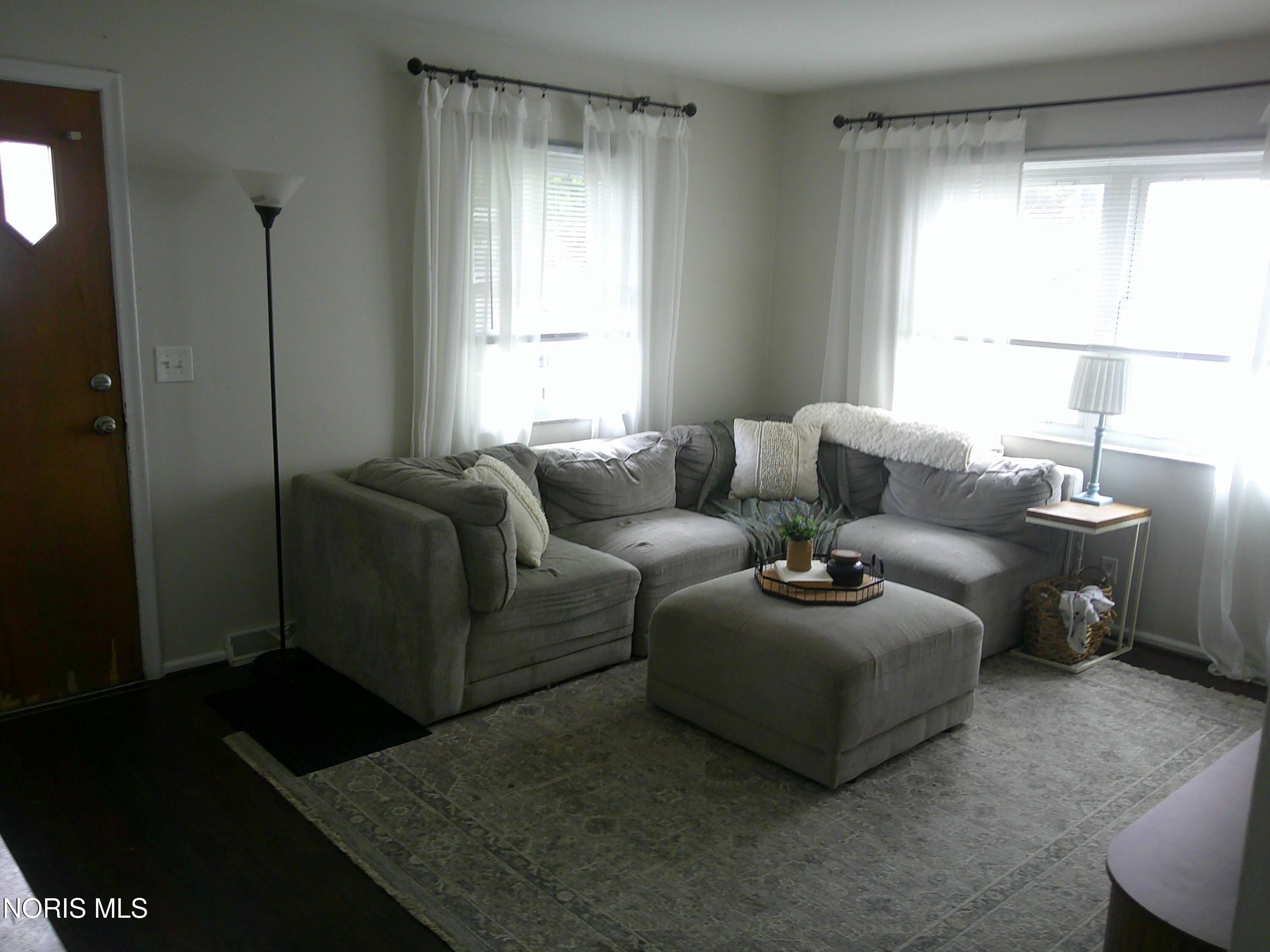 3037 Maeterlinck Avenue