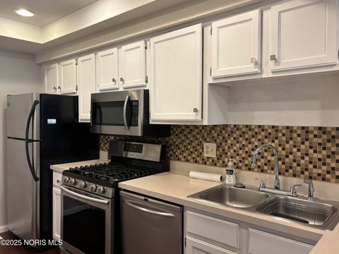 Tiny photo for 2245 Fox Run Circle, Findlay, OH 45840 (MLS # 10000327)