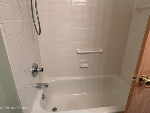 Tiny photo for 2245 Fox Run Circle, Findlay, OH 45840 (MLS # 10000327)