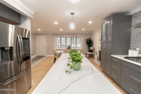 Tiny photo for 3158 Oak Grove Place, Toledo, OH 43613 (MLS # 10004328)