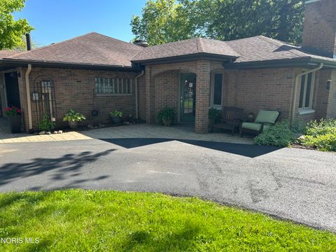 Photo of 1420 Old Trail Road, Maumee, OH 43537 (MLS # 10007603)