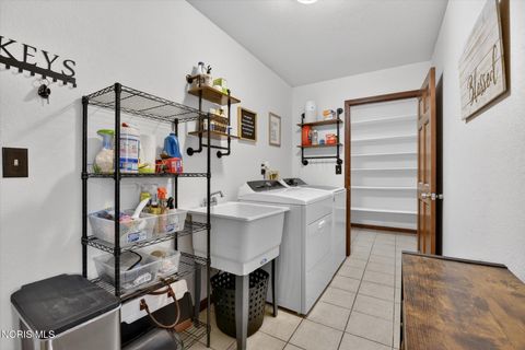 Tiny photo for 1880 Lexington Drive, Perrysburg, OH 43551 (MLS # 10007128)