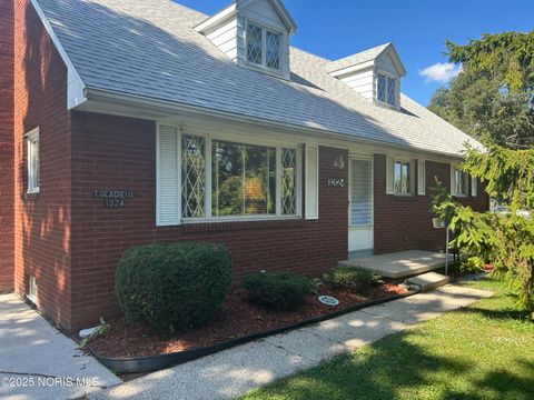 Photo of 1324 Dearborn Avenue, Oregon, OH 43616 (MLS # 10001322)