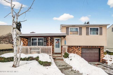 Photo of 1945 Grimes Golden Drive, Toledo, OH 43611 (MLS # 10004015)