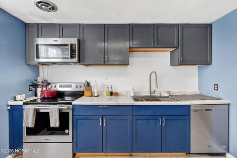 Tiny photo for 1945 Grimes Golden Drive, Toledo, OH 43611 (MLS # 10004015)