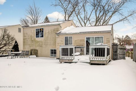 Tiny photo for 1945 Grimes Golden Drive, Toledo, OH 43611 (MLS # 10004015)