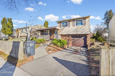 Photo of 1945 Grimes Golden Drive, Toledo, OH 43611 (MLS # 10004015)