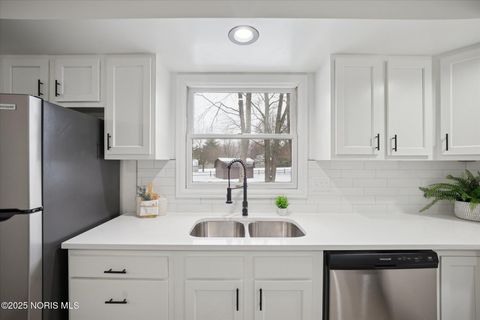 Tiny photo for 405 Normandie Boulevard, Bowling Green, OH 43402 (MLS # 10002099)