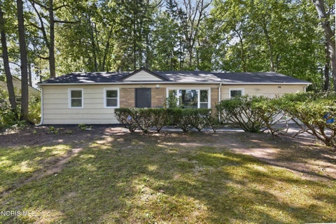 Homes For Sale - 5045 Fairgreen Drive<br/> Toledo, OH 43613