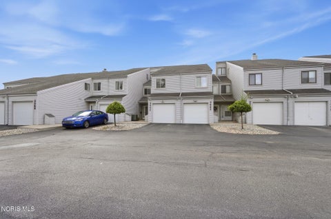 Tiny photo for 2564 W Village Drive, Toledo, OH 43614 (MLS # 10012386)