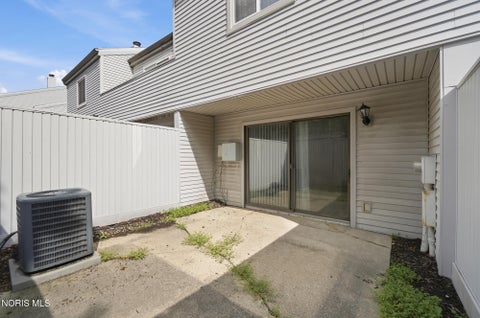 Tiny photo for 2564 W Village Drive, Toledo, OH 43614 (MLS # 10012386)