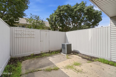 Tiny photo for 2564 W Village Drive, Toledo, OH 43614 (MLS # 10012386)
