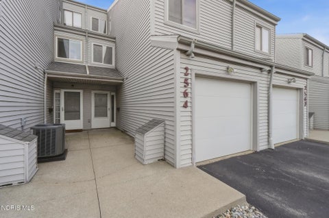 Tiny photo for 2564 W Village Drive, Toledo, OH 43614 (MLS # 10012386)