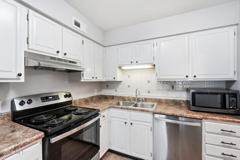Tiny photo for 2564 W Village Drive, Toledo, OH 43614 (MLS # 10012386)