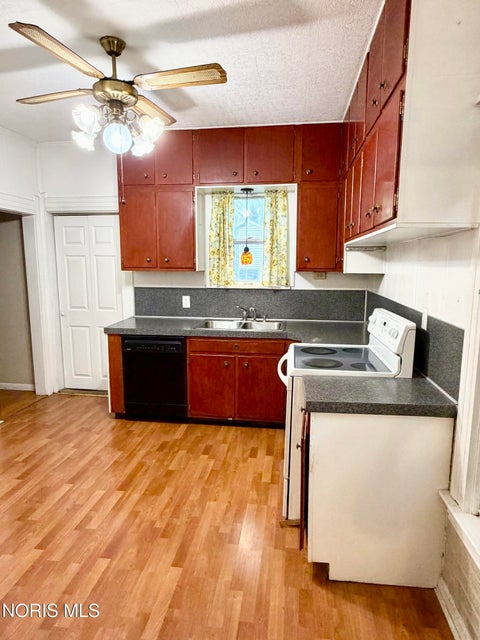 Tiny photo for 1712 Hurd Street, Toledo, OH 43605 (MLS # 10011383)