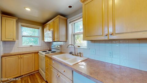 Tiny photo for 819 Geneva Avenue, Toledo, OH 43609 (MLS # 10005233)