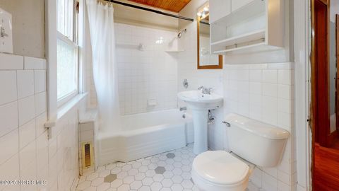 Tiny photo for 819 Geneva Avenue, Toledo, OH 43609 (MLS # 10005233)