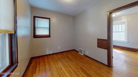 Tiny photo for 819 Geneva Avenue, Toledo, OH 43609 (MLS # 10005233)