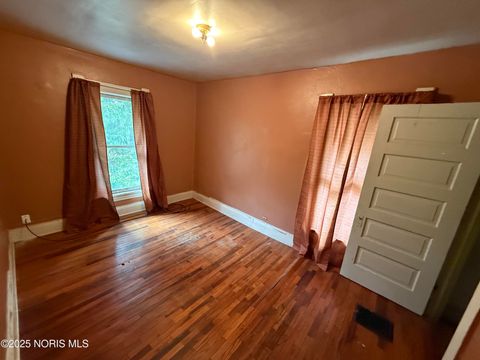 Tiny photo for 2369 Lawrence Avenue, Toledo, OH 43620 (MLS # 10000457)