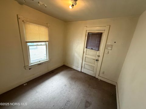 Tiny photo for 2369 Lawrence Avenue, Toledo, OH 43620 (MLS # 10000457)