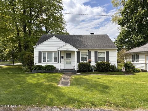 Photo of 2225 Paradise Avenue, Toledo, OH 43613 (MLS # 10007549)