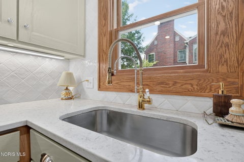 Tiny photo for 319 E Broadway Street, Maumee, OH 43537 (MLS # 10011280)
