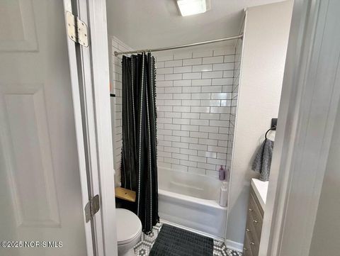 Tiny photo for 25 Taylor Road, Oregon, OH 43616 (MLS # 10000786)