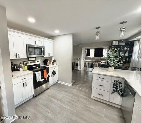 Tiny photo for 25 Taylor Road, Oregon, OH 43616 (MLS # 10000786)