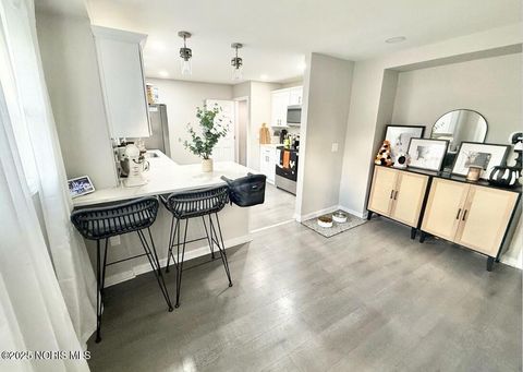 Tiny photo for 25 Taylor Road, Oregon, OH 43616 (MLS # 10000786)