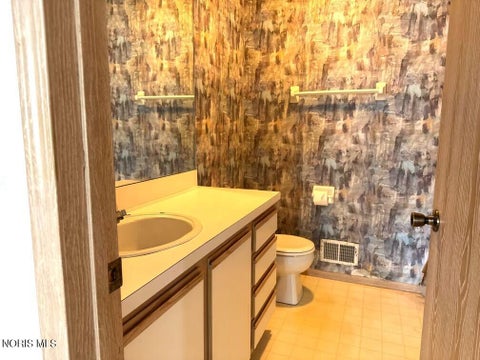 Tiny photo for 93 Stonegate Circle, Bowling Green, OH 43402 (MLS # 10014770)