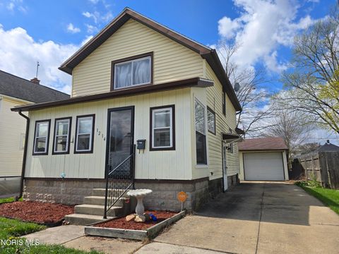 Photo of 1214 Franklin Avenue, Fremont, OH 43420 (MLS # 10006371)