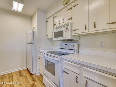 Tiny photo for 8 Arbor Court, Perrysburg, OH 43551 (MLS # 10000193)