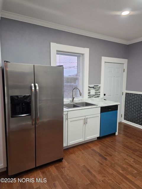 Tiny photo for 189 E Broadway Street, Toledo, OH 43605 (MLS # 10001761)