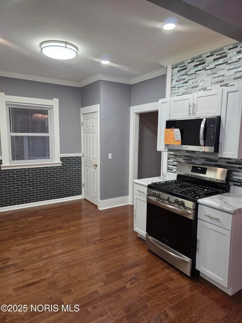 Tiny photo for 189 E Broadway Street, Toledo, OH 43605 (MLS # 10001761)