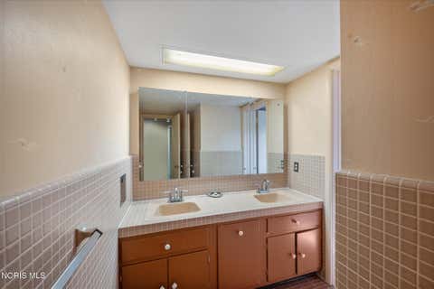 Tiny photo for 2060 Whitehall Rd RD, Ottawa Hills, OH 43606 (MLS # 10009627)