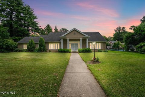 Photo of 2060 Whitehall Rd RD, Ottawa Hills, OH 43606 (MLS # 10009627)