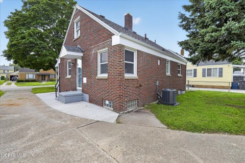 Tiny photo for 2272 Westmonte Road, Toledo, OH 43607 (MLS # 10012576)