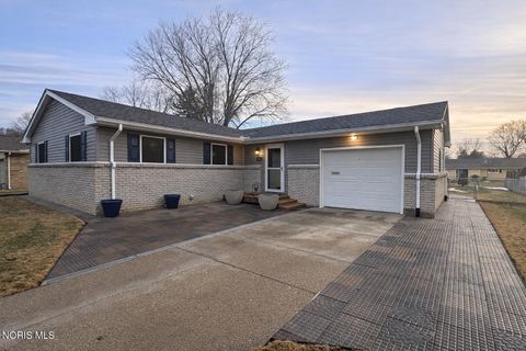 Photo of 5862 W Benalex Drive, Toledo, OH 43612 (MLS # 10004205)